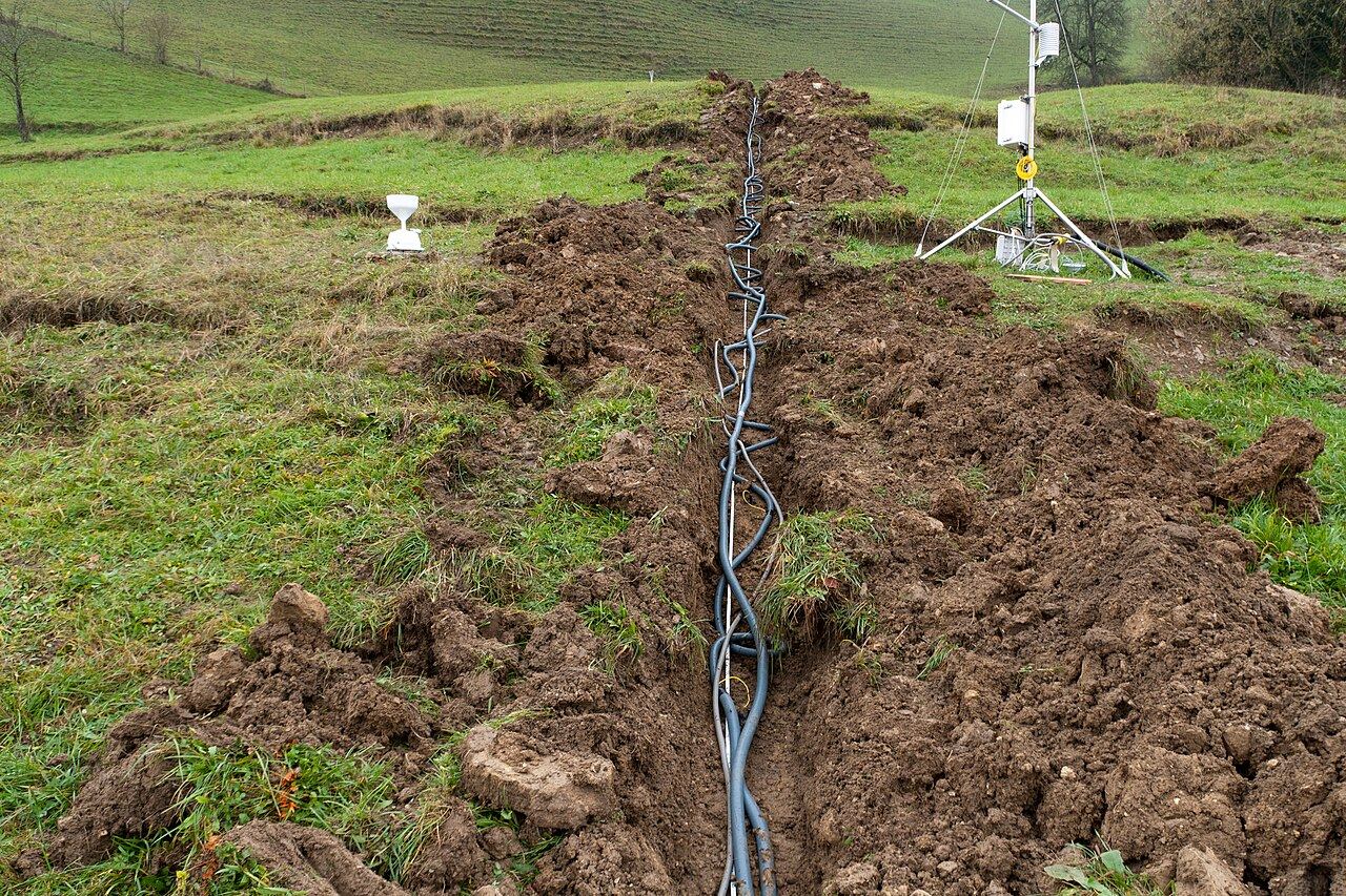 Cable de electrodos enterrado en una ladera para una tomografía de resistividad eléctrica