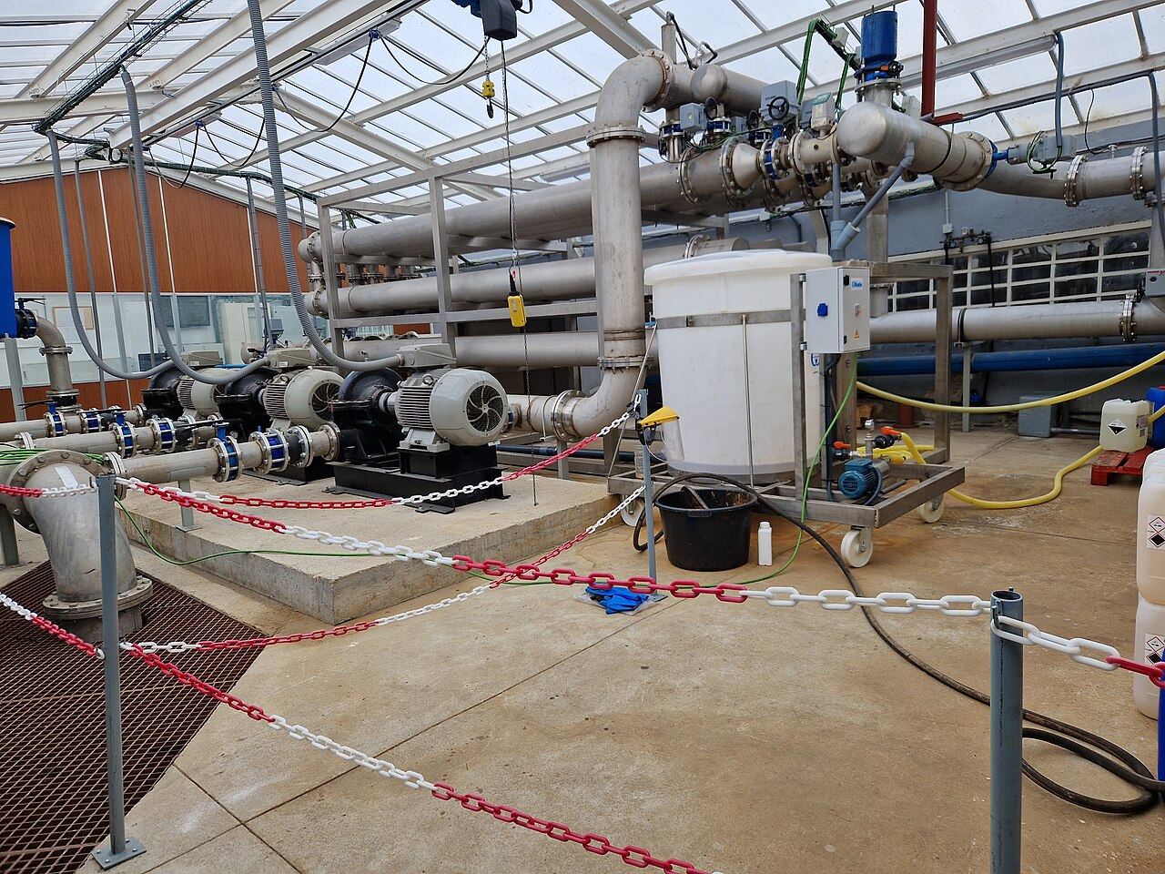Sistema de bombeo y tuberías de conducción de agua de un pozo
