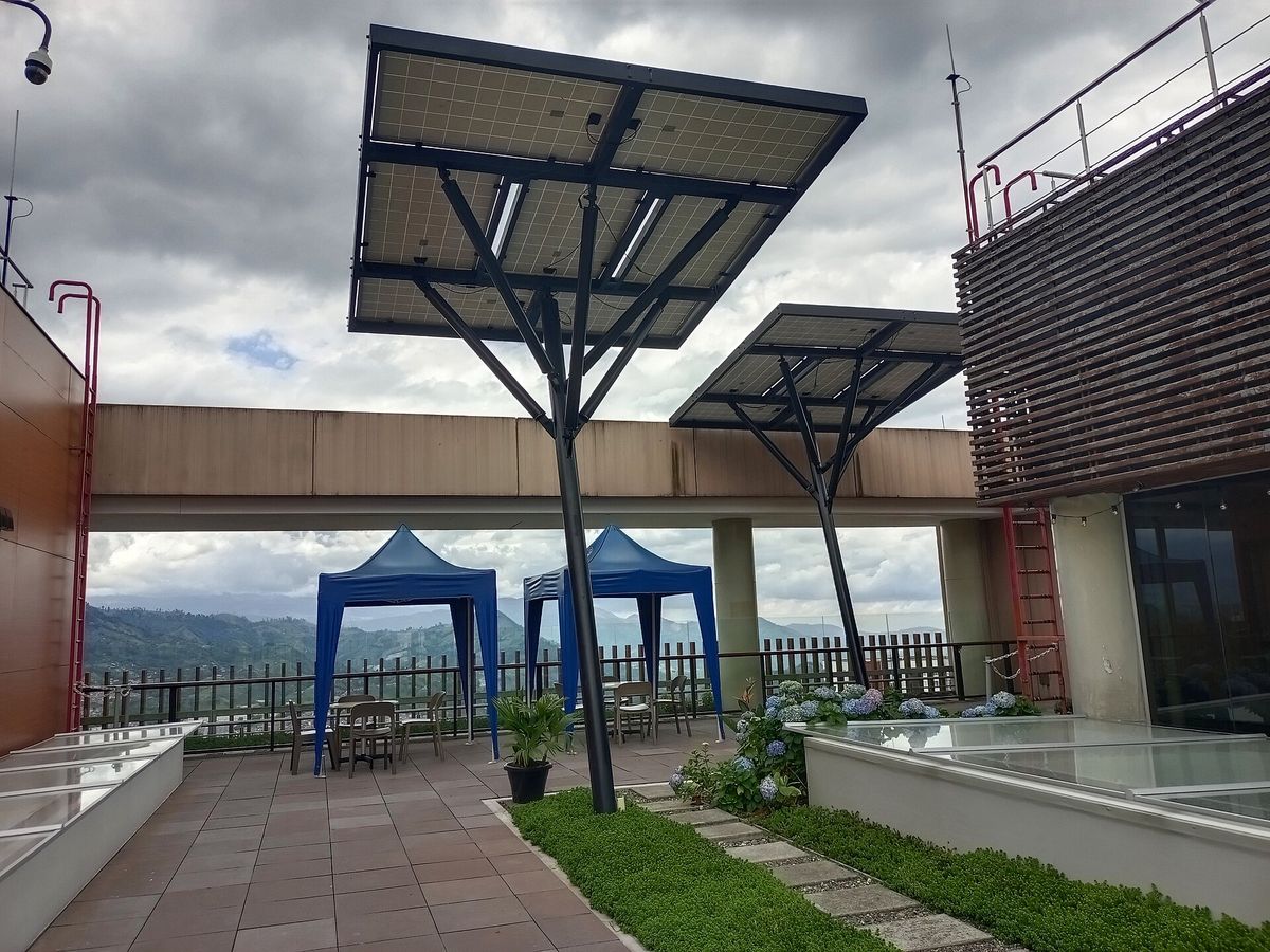 Paneles solares sobre una terraza en Manizales, Colombia